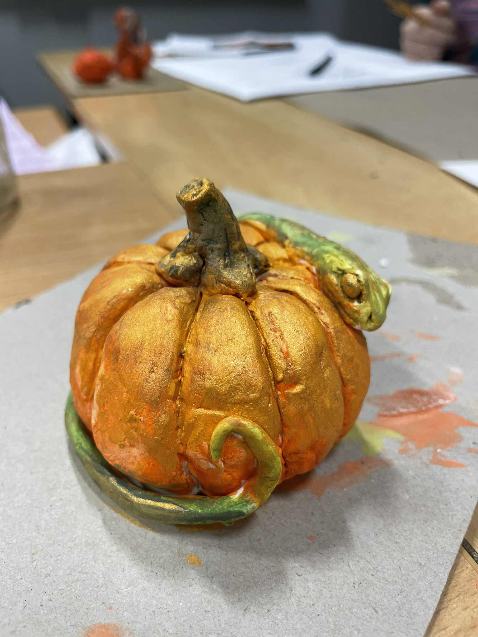 Dzieci pracujące w glinie